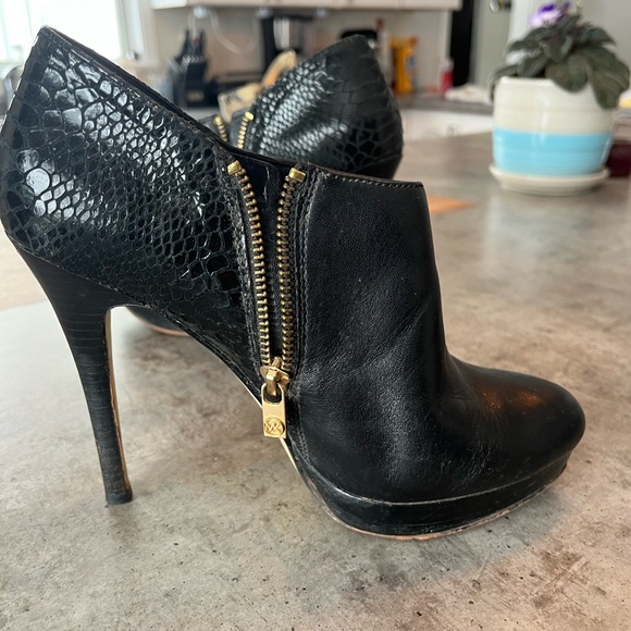 Micheal Kors. Size 8.5. 4” heels. - Picture 3 of 4